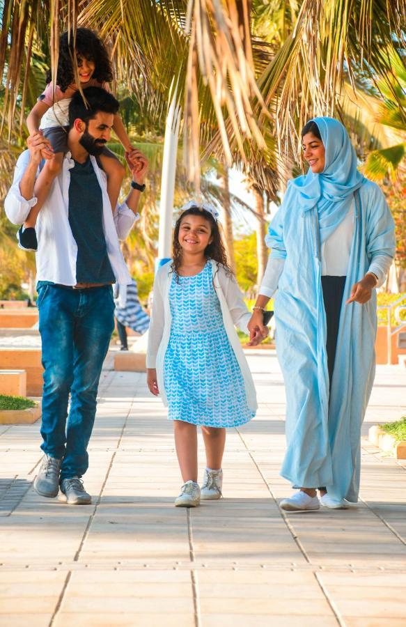 Bay La Sun Hotel And Marina - Emaar King Abdullah Economic City Exteriér fotografie A Bahraini family