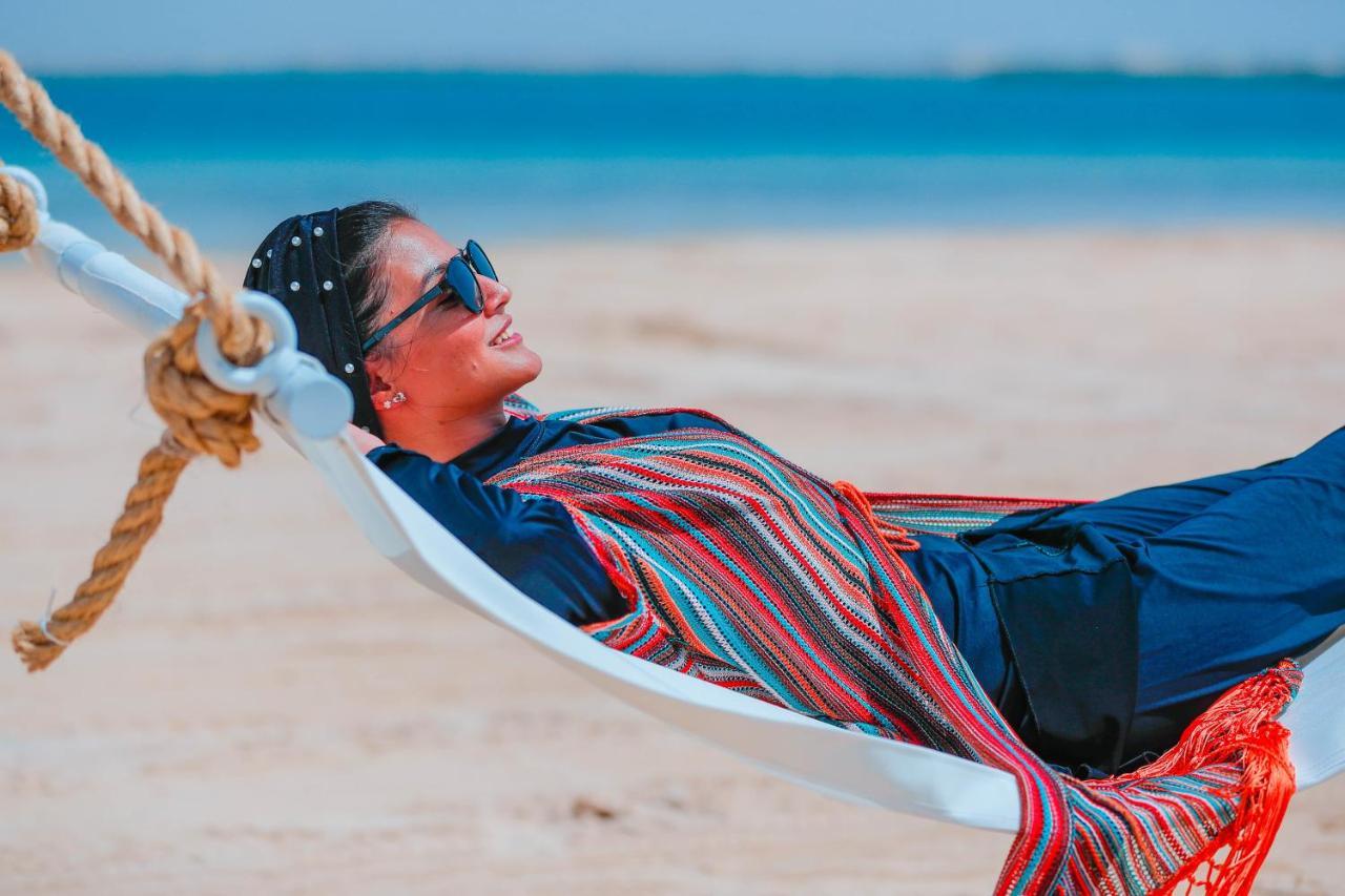 Bay La Sun Hotel And Marina - Emaar King Abdullah Economic City Exteriér fotografie A woman relaxing in a hammock