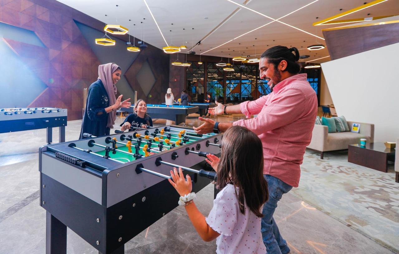 Bay La Sun Hotel And Marina - Emaar King Abdullah Economic City Exteriér fotografie Family playing table football