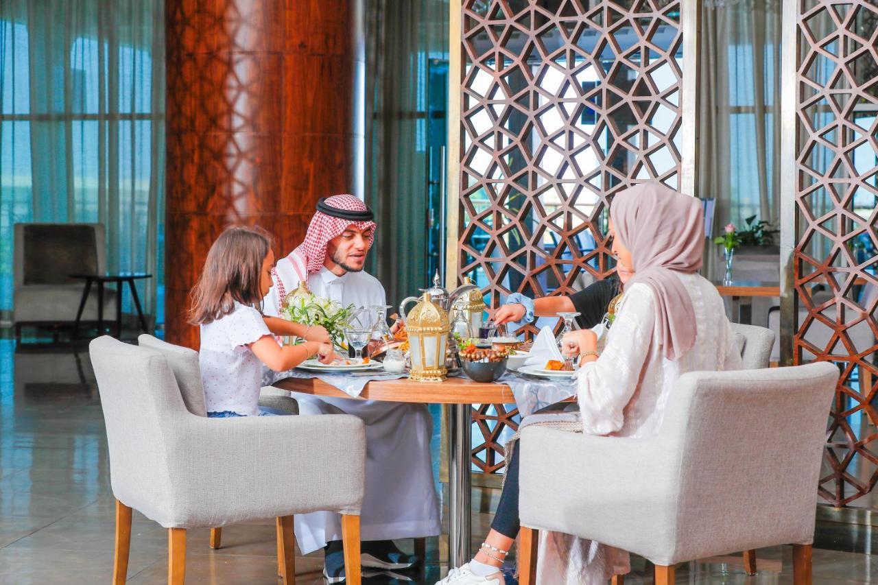 Bay La Sun Hotel And Marina - Emaar King Abdullah Economic City Exteriér fotografie Family dining at the hotel