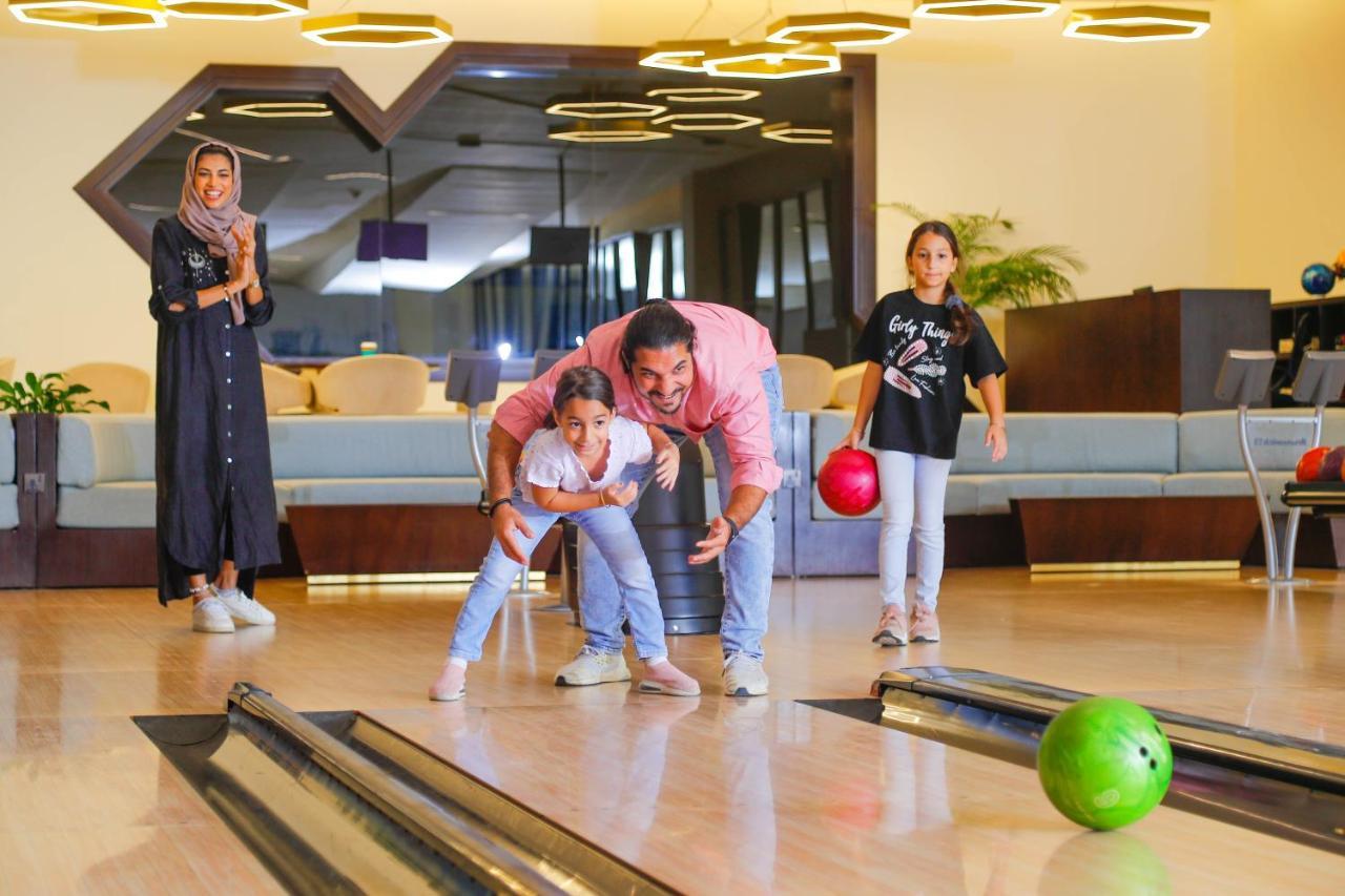 Bay La Sun Hotel And Marina - Emaar King Abdullah Economic City Exteriér fotografie Family at the bowling alley