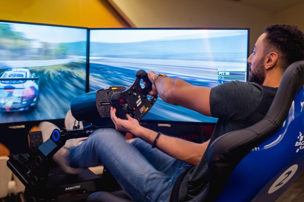 Bay La Sun Hotel And Marina - Emaar King Abdullah Economic City Exteriér fotografie A racing game player using a steering wheel