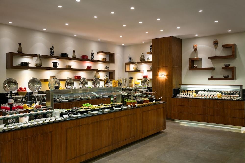 Bay La Sun Hotel And Marina - Emaar King Abdullah Economic City Exteriér fotografie The buffet at the hotel