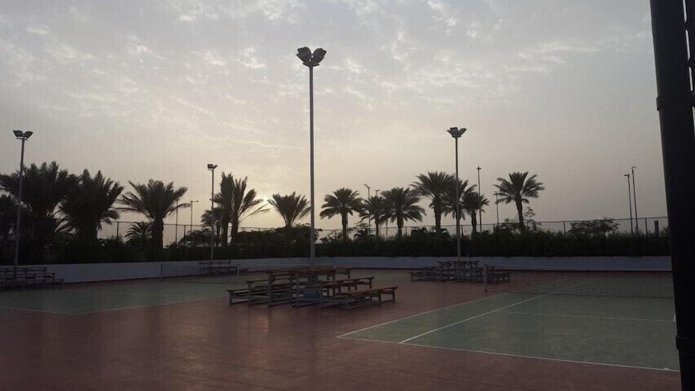 Bay La Sun Hotel And Marina - Emaar King Abdullah Economic City Exteriér fotografie Tennis courts at the Al-Shaab Sports Club
