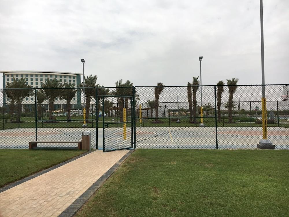 Bay La Sun Hotel And Marina - Emaar King Abdullah Economic City Exteriér fotografie Tennis courts at the park