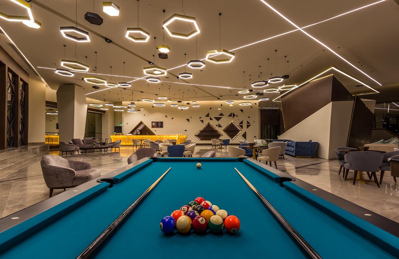 Bay La Sun Hotel And Marina - Emaar King Abdullah Economic City Exteriér fotografie The pool table at the 100000-square-foot (9,300 m2) clubhouse