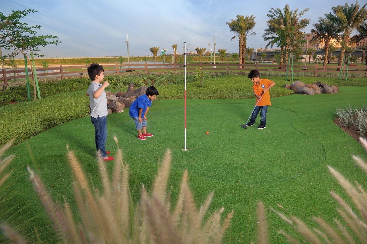 Bay La Sun Hotel And Marina - Emaar King Abdullah Economic City Exteriér fotografie Golf putting green at Al Forsan National Club
